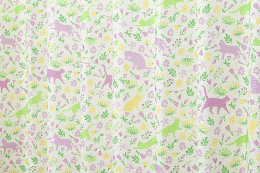 猫と小花がプリントされた可愛い既製4枚セットカーテンです。子供部屋にもおすすめ