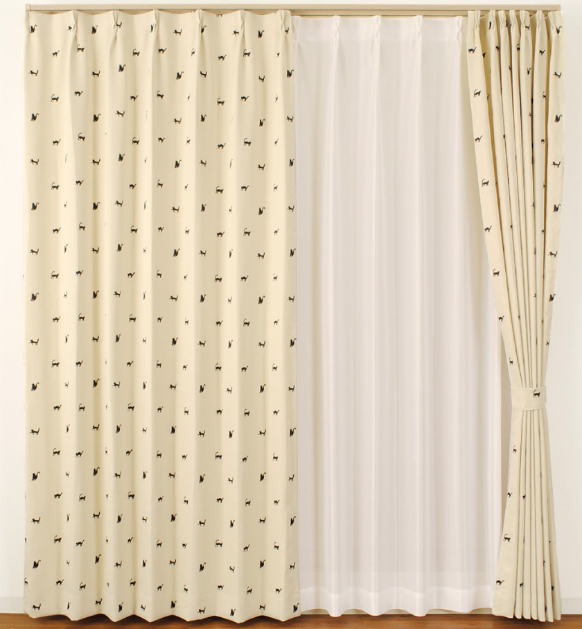 猫好きの人におすすめしたい、キュートな黒猫を散りばめたカーテン