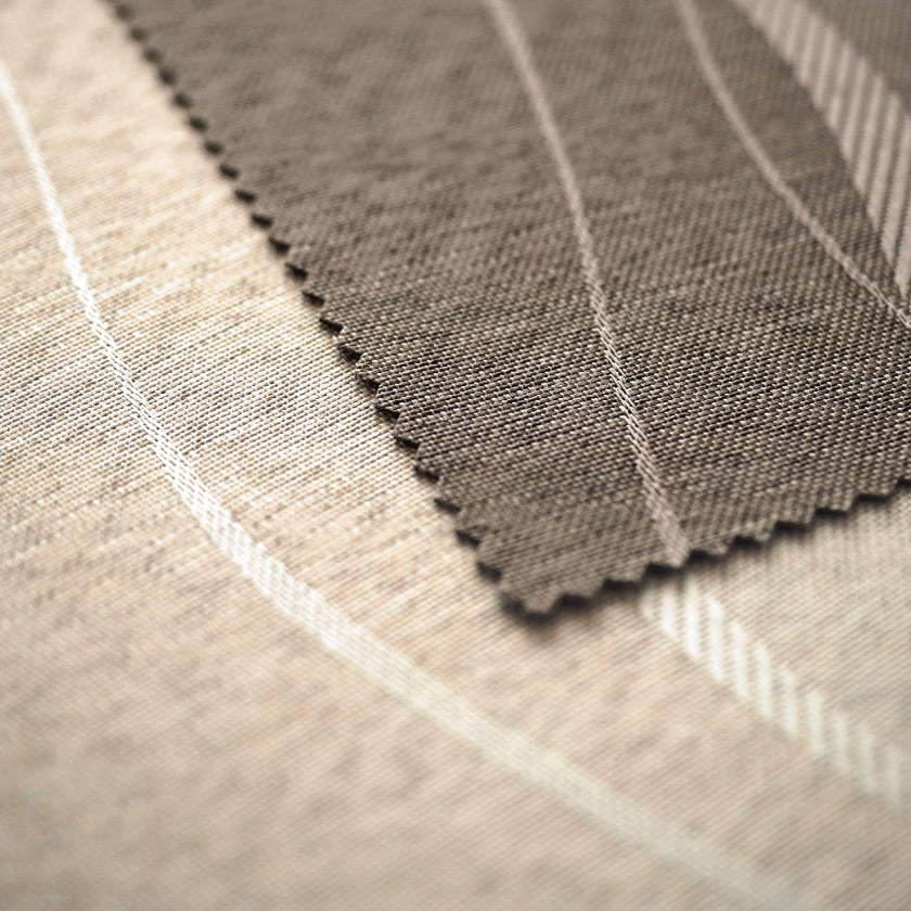 縦流れ波柄モダンカーテンのベージュとブラウンのアップした写真になります。ホテルライクなお部屋にぴったりなカーテンになります。