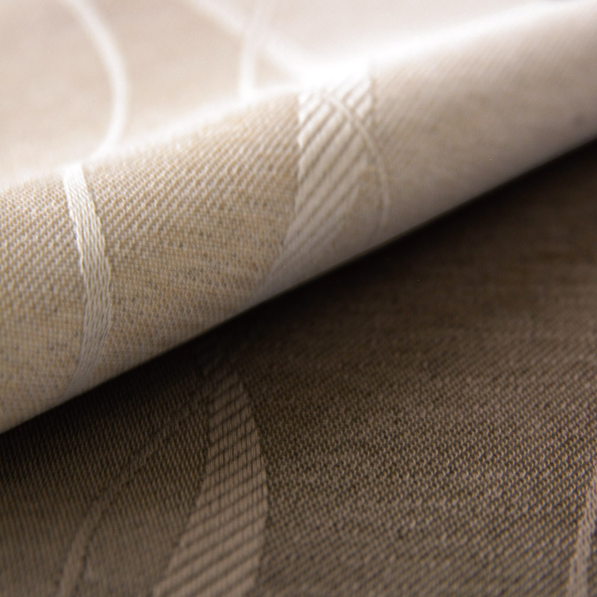 縦流れ波柄モダンカーテンのベージュとブラウンのアップした写真になります。ホテルライクなお部屋にぴったりなカーテンになります。