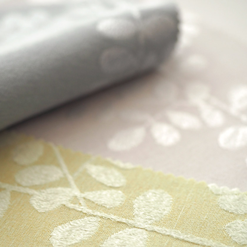 北欧風の木（葉っぱ）をジャガードで表現したナチュラルなくすみカラーカーテンになります。　生地アップの写真で3色展開の画像です。