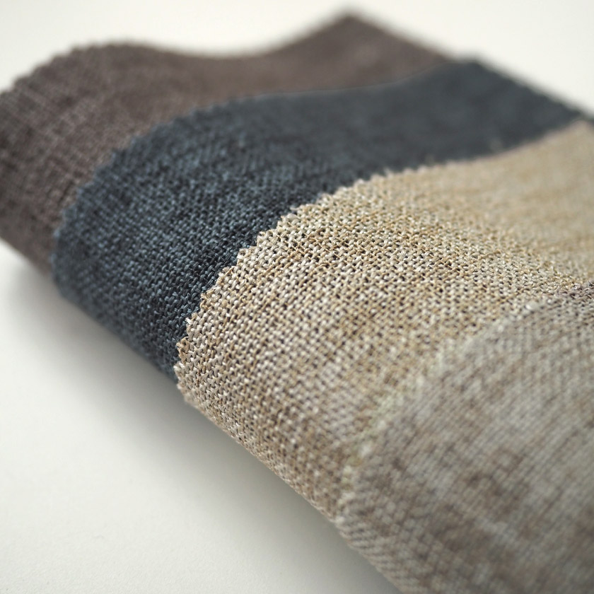 1級遮光ドレープ「モダンなリネンの風合いカーテン」の生地を折り曲げた様子です。柔らかい質感です。