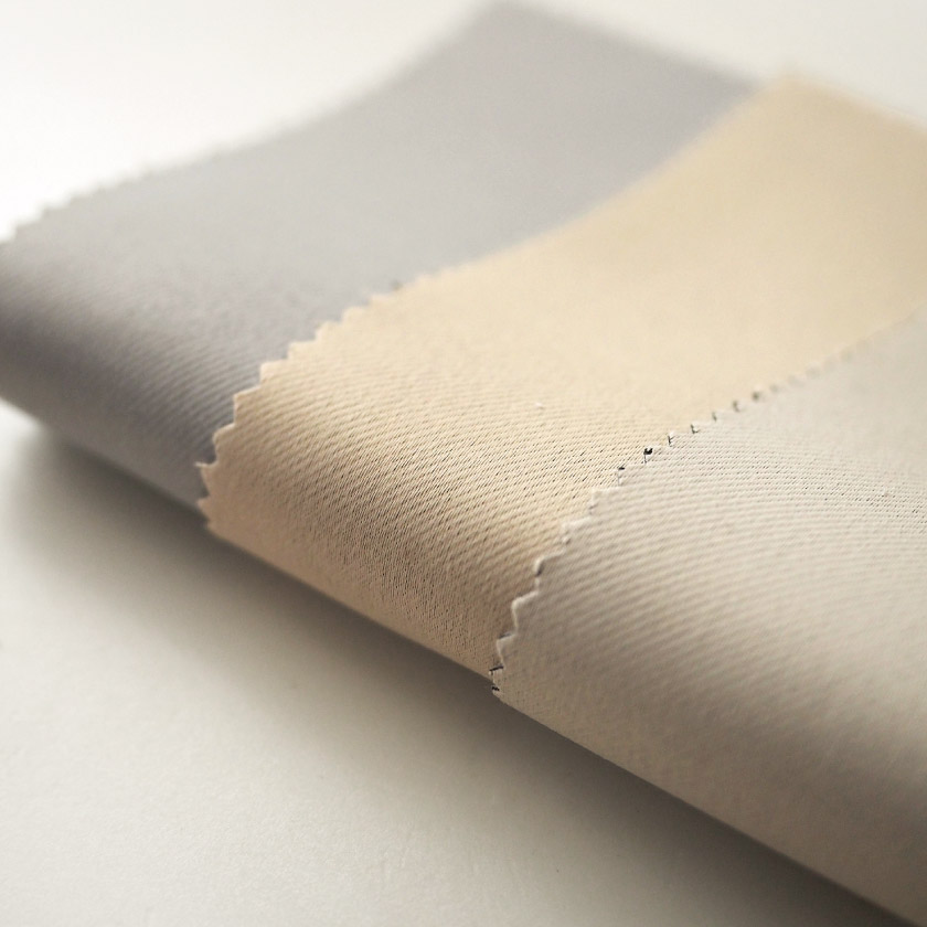 1級遮光ドレープ　ホワイト、アイボリー、シルバー3色の生地アップ。シンプルでフラットな生地です。