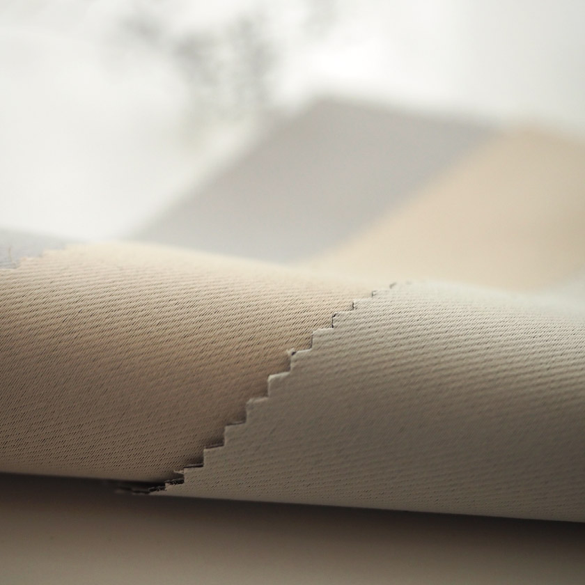 1級遮光ドレープ　ホワイト、アイボリー、シルバー3色の生地アップ。シンプルでフラットな生地です。