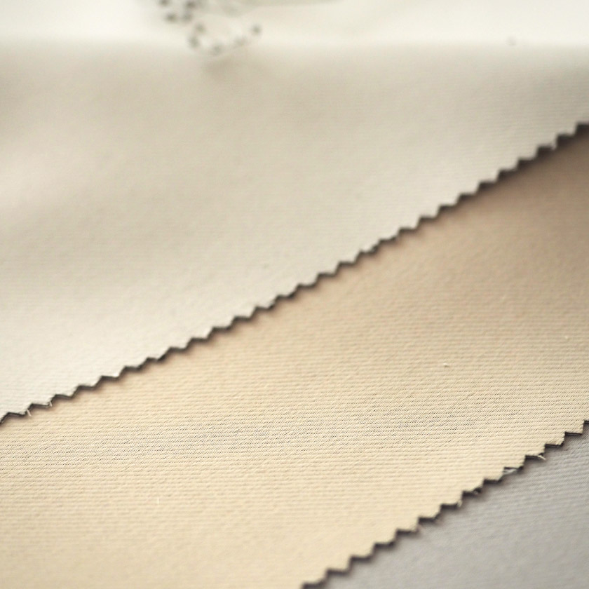 1級遮光ドレープ　ホワイト、アイボリー、シルバー3色の生地アップ。シンプルでフラットな生地です。