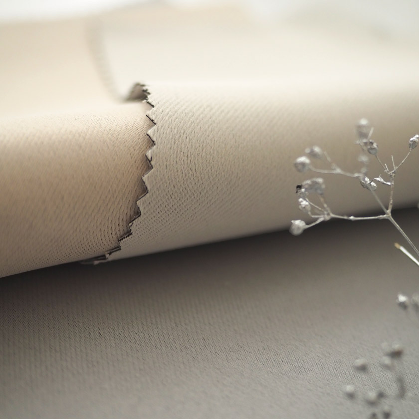 1級遮光ドレープ　ホワイト、アイボリー、シルバー3色の生地アップ。シンプルでフラットな生地です。