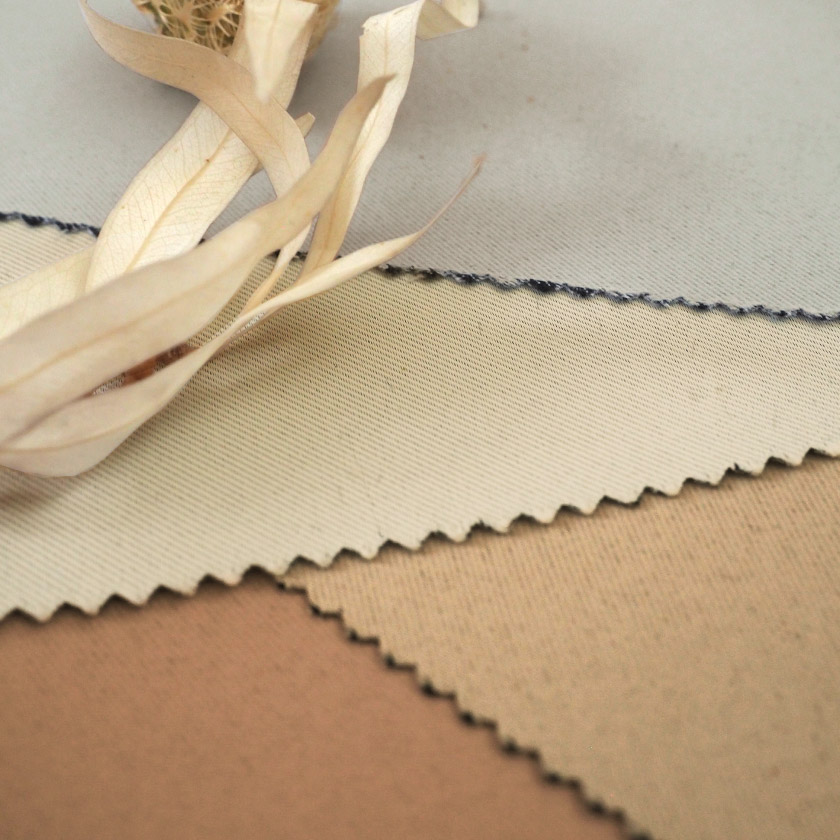 格安遮光一級カーテンの生地アップです。フラットでシンプルな生地です。