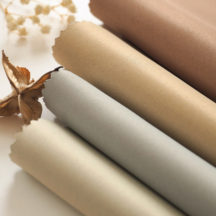 1級遮光ドレープ【格安 1級遮光カーテン】の生地アップです。生地はツヤがありサラッとしています。