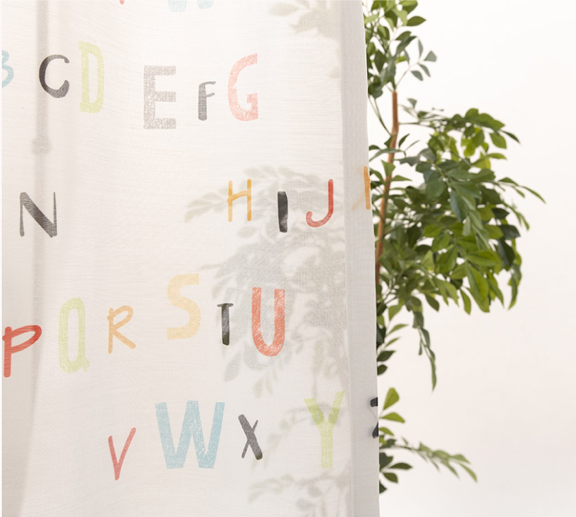 子供部屋におすすめなアルファベットレースの透け感