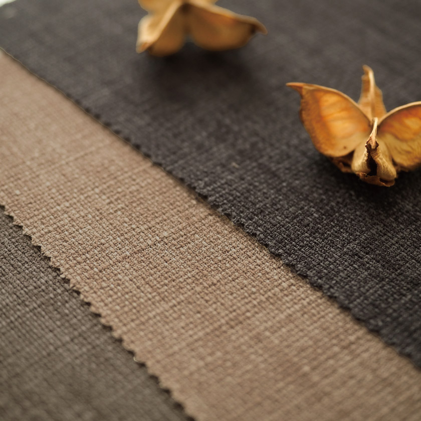 天然素材リネン風のナチュラルなくすみカラー無地カーテンです。生地アップ　ダークグレー、ブラウン、ペールグレー