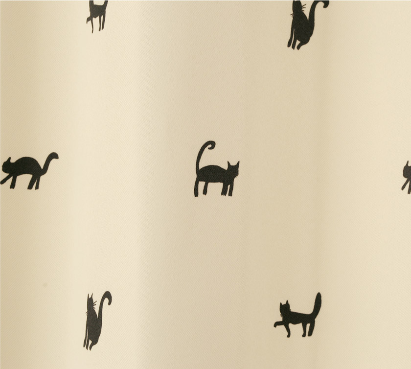 生地アップ　色んなポーズの黒猫柄
大人可愛いカーテン。
ご家庭で洗濯もOK