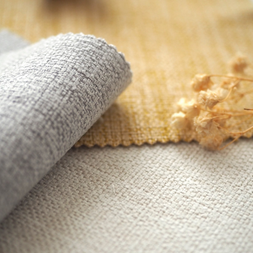 生地のアップ画像です。織り感のある表情です。