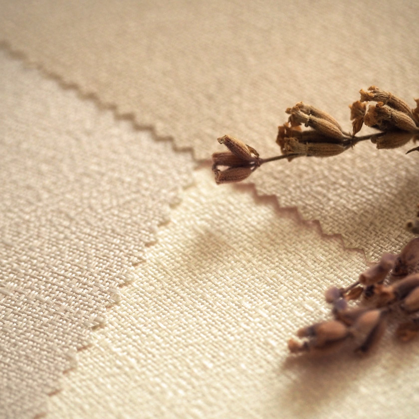 「エコマーク認定　再生紙100％カーテン」の生地アップです。ベージュ系のナチュラルな色合いです。