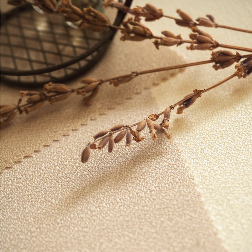 「エコマーク認定　再生紙100％カーテン」の生地アップです。生地表面はほんの少し凹凸があります。