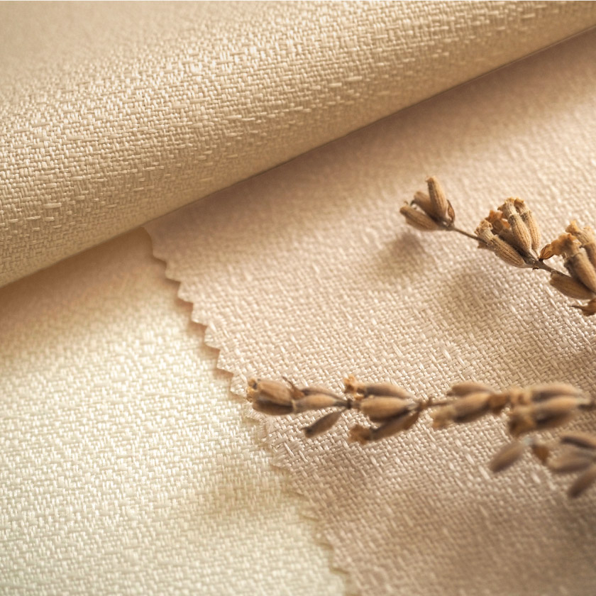 「エコマーク認定　再生紙100％カーテン」の生地アップです。シンプルで合わせやすい色の、ナチュラルなオーダーカーテンです。