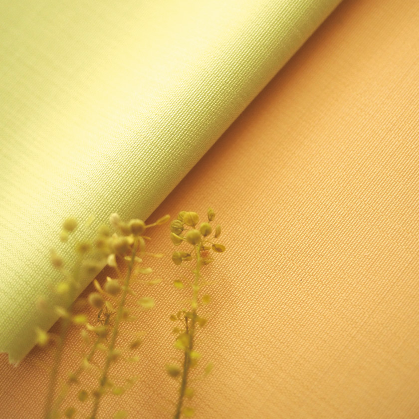 アクセントカラーカーテンの生地アップです。グリーンとオレンジです。