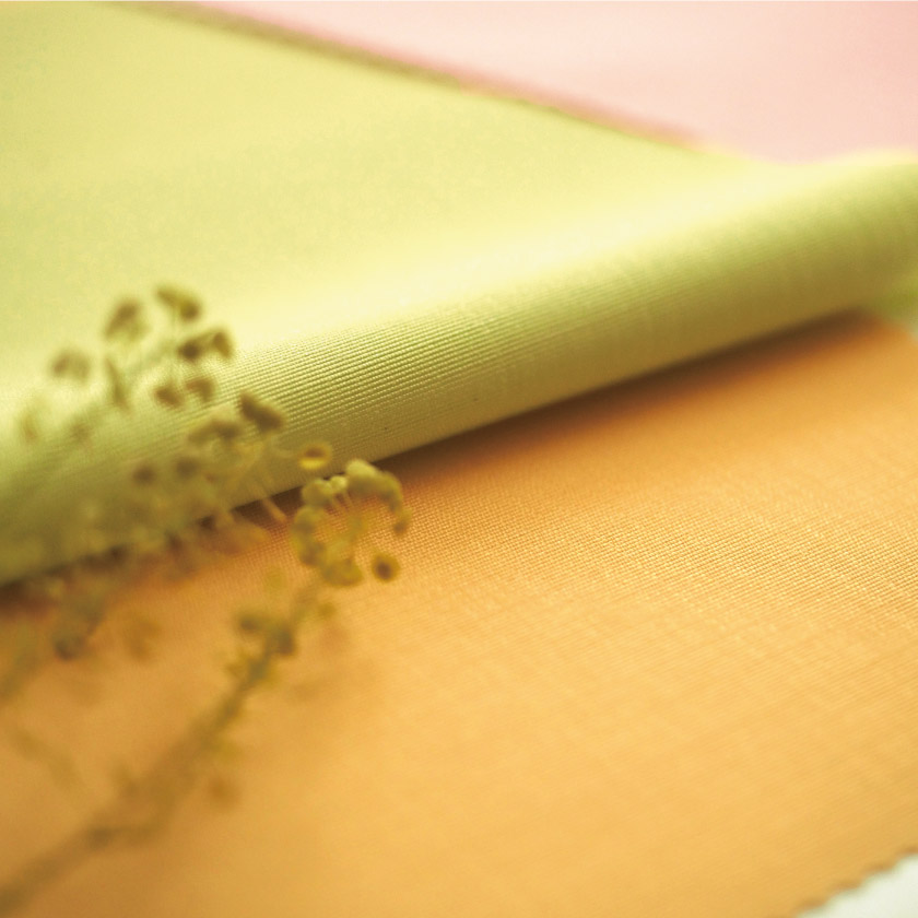 アクセントカラーカーテンの生地アップです。手前からオレンジ、グリーン、ブルー、ピンクです。