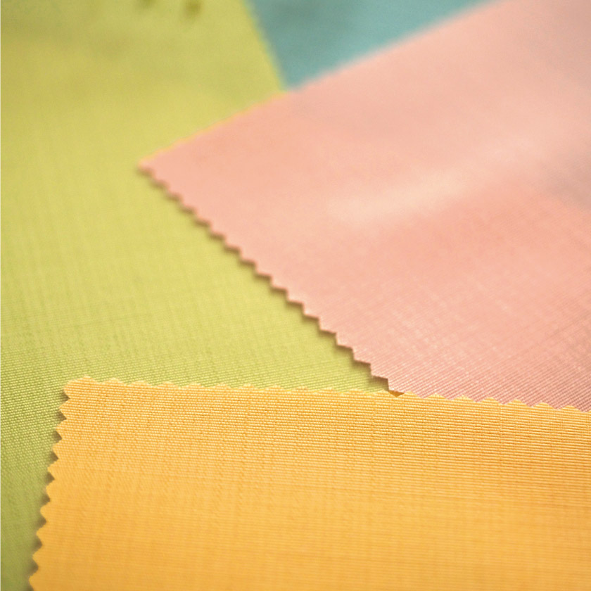 アクセントカラーカーテンの生地アップです。子供部屋、保育園幼稚園などにおすすめな、明るいビタミンカラーのカーテンです。