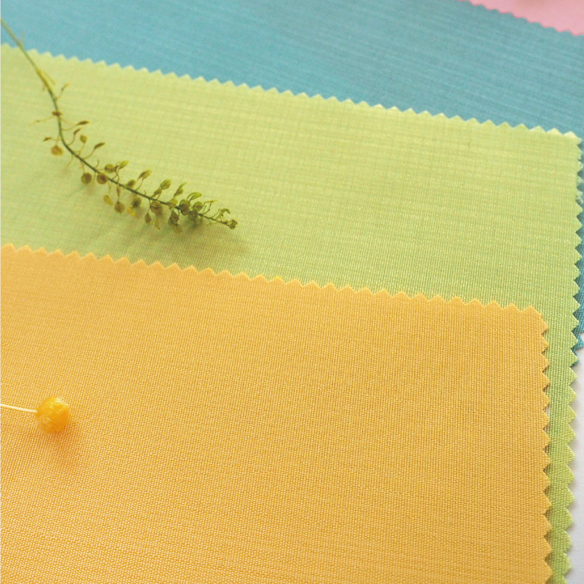 アクセントカラーカーテンの生地アップです。生地はフラットでシンプル。