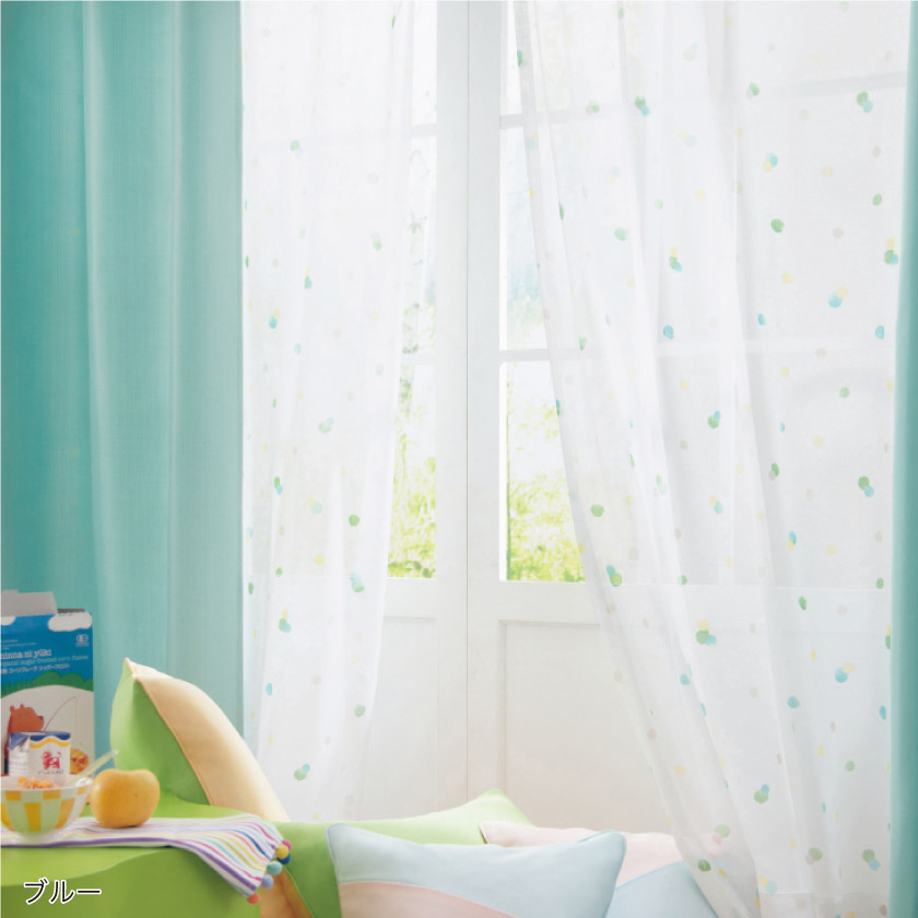アクセントカラーカーテンのブルーを子供部屋に取り付けた事例です。