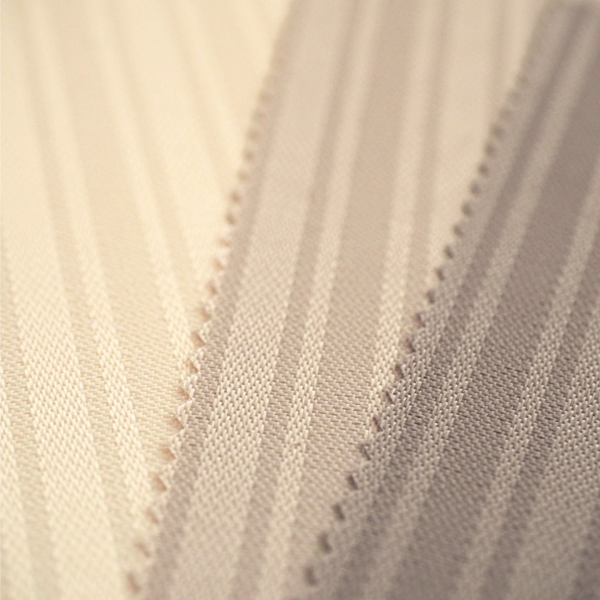「パステル④ ストライプ消臭カーテン」の生地アップです。左からアイボリー、グレージュ、グレーです。