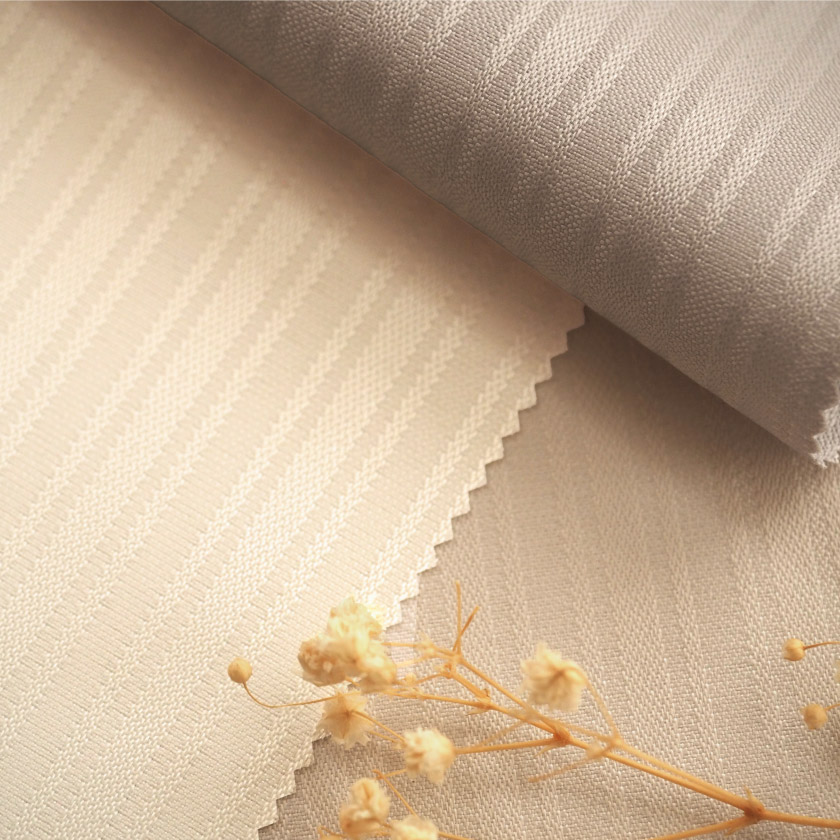 「パステル④ ストライプ消臭カーテン」の生地アップです。グレーがかって、落ち着きのある色合いです。