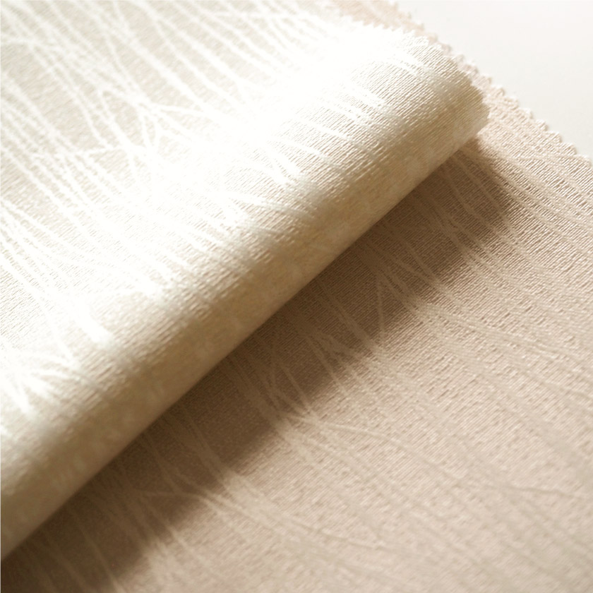 「清涼感① 森林浴白樺カーテン」の生地アップです。柄部分はグレーに近い落ち着いた色です。