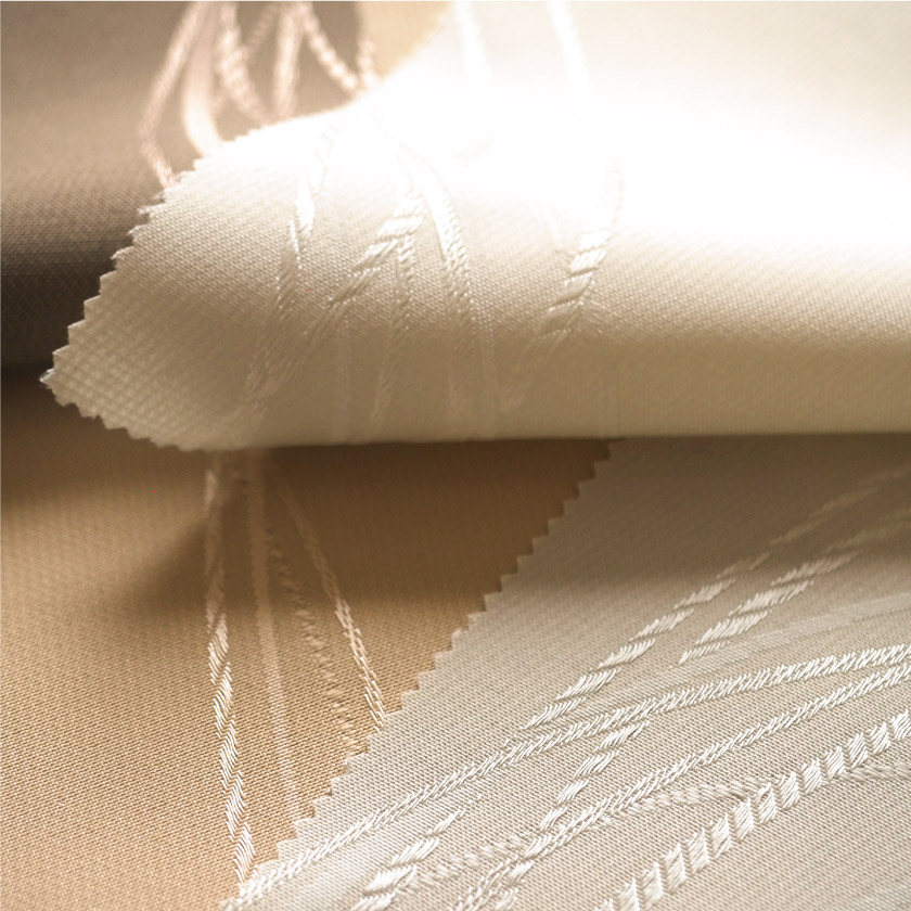 「ナチュラルモダン① 縦柄波柄カーテン」の生地アップです。全体的にベージュがかって、ナチュラルな雰囲気です。