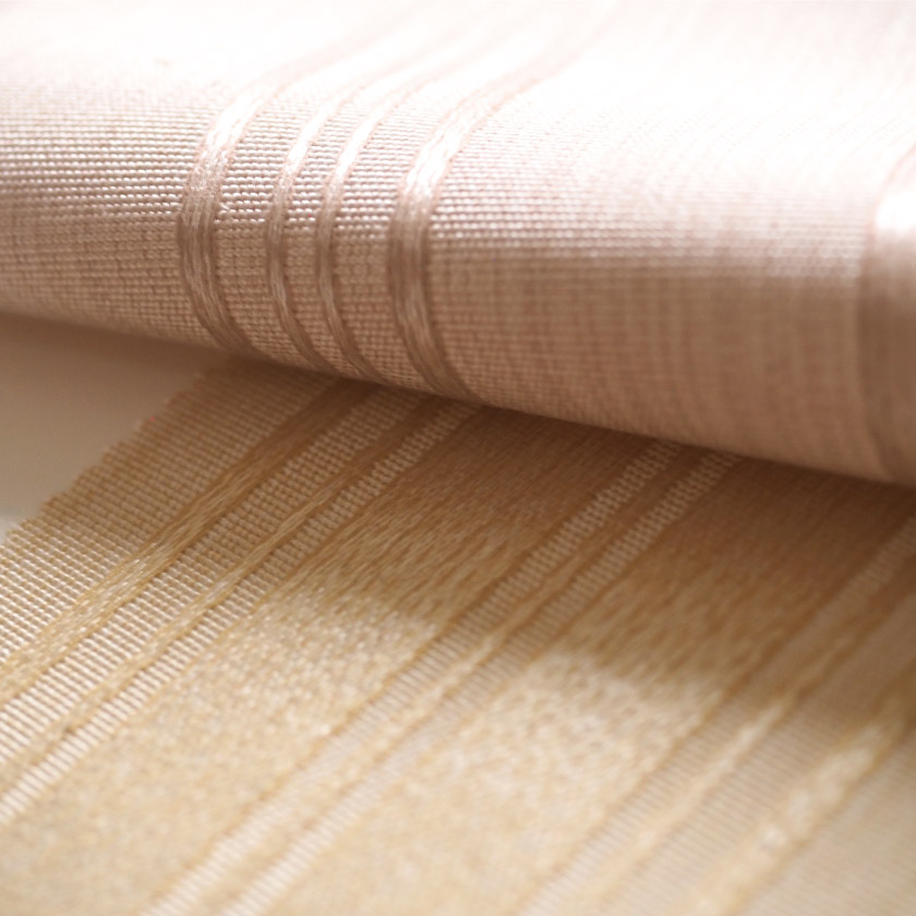 「ナチュラルモダン② シンプルなストライプカーテン」の生地アップです。イエローベージュ、ピンクベージュです。