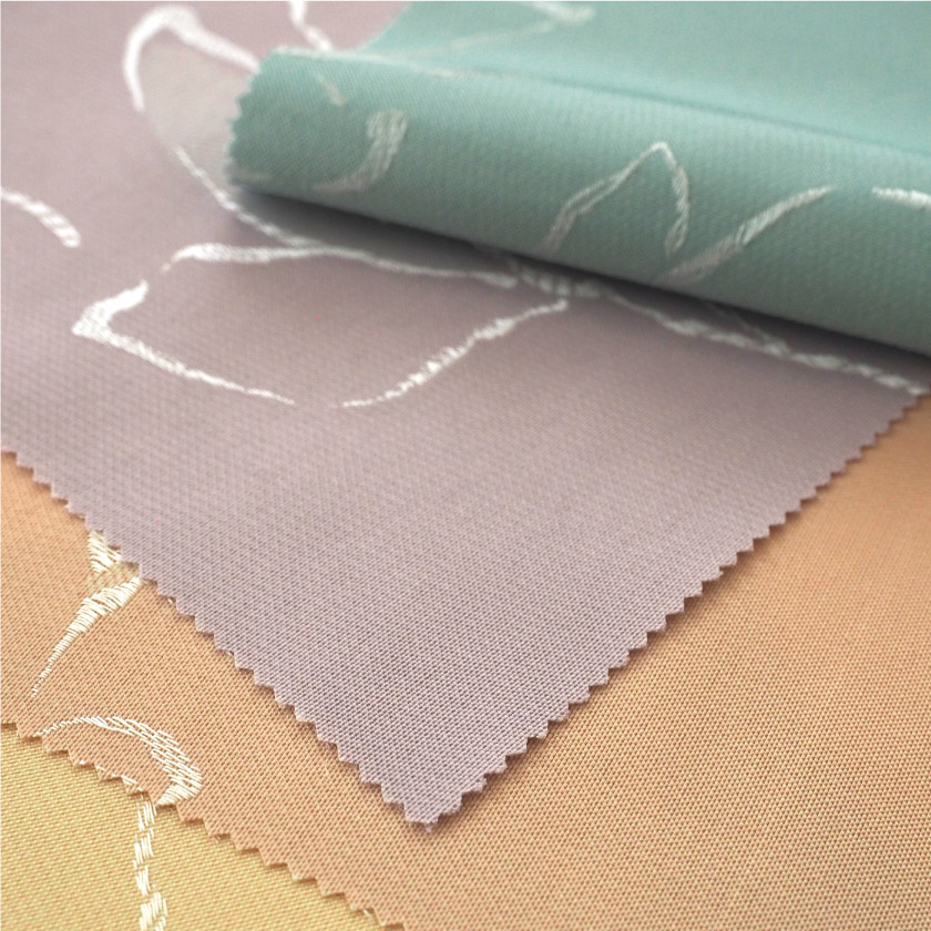 「エレガント⑤　花柄少しカジュアルカーテン」の生地アップです。生地は薄手で軽やかです。