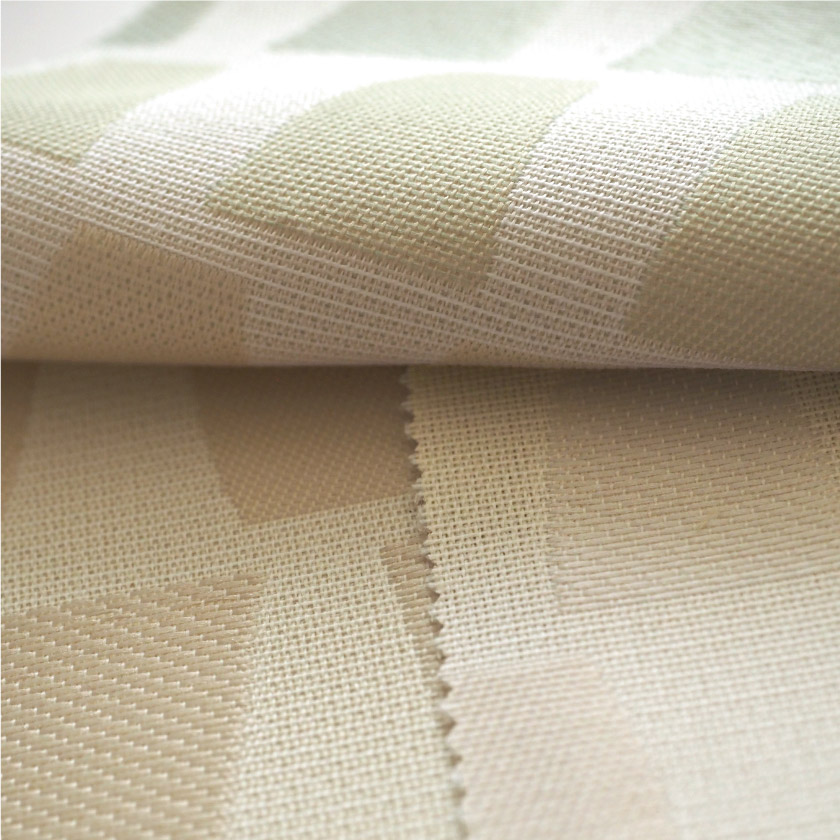 「北欧風　台形柄がアクセントなカーテン」の生地アップです。台形部分は立体な織りで表現されています。