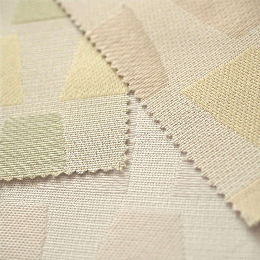 「北欧風　台形柄がアクセントなカーテン」の生地アップです。台形のカラーは単色では無く、3色の繰り返しになっています。