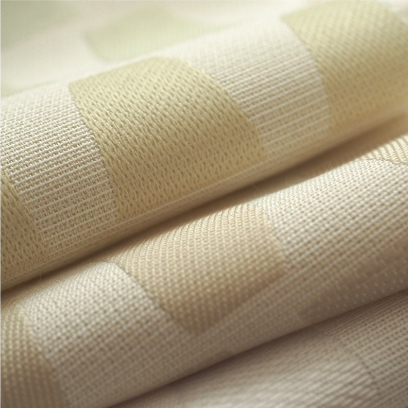 「北欧風　台形柄がアクセントなカーテン」の生地アップです。北欧風の優しい3色です。