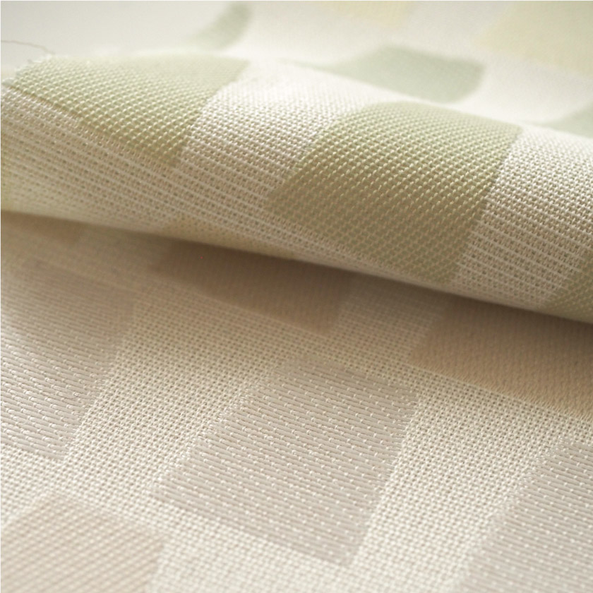 「北欧風　台形柄がアクセントなカーテン」の生地アップです。