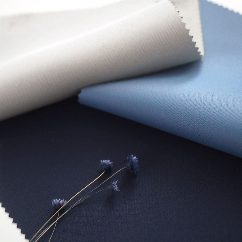 「遮光 24色全部が1級遮光カーテン」の生地アップです。生地はフラットでシンプルです。