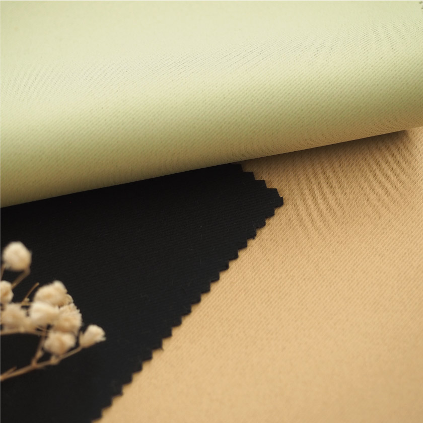 「遮光　全部が格安の1級遮光カーテン」の生地アップです。サラッとしたシンプルな生地です。