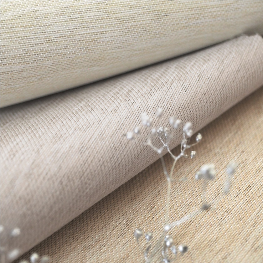 「遮光 室内温度快適・遮熱ドレープカーテン」の生地アップです。光沢のある糸で、キラキラとした表面です。