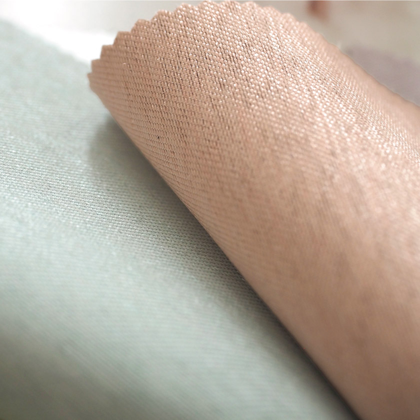 「遮光 室内温度快適・遮熱ドレープカーテン」の生地アップです。