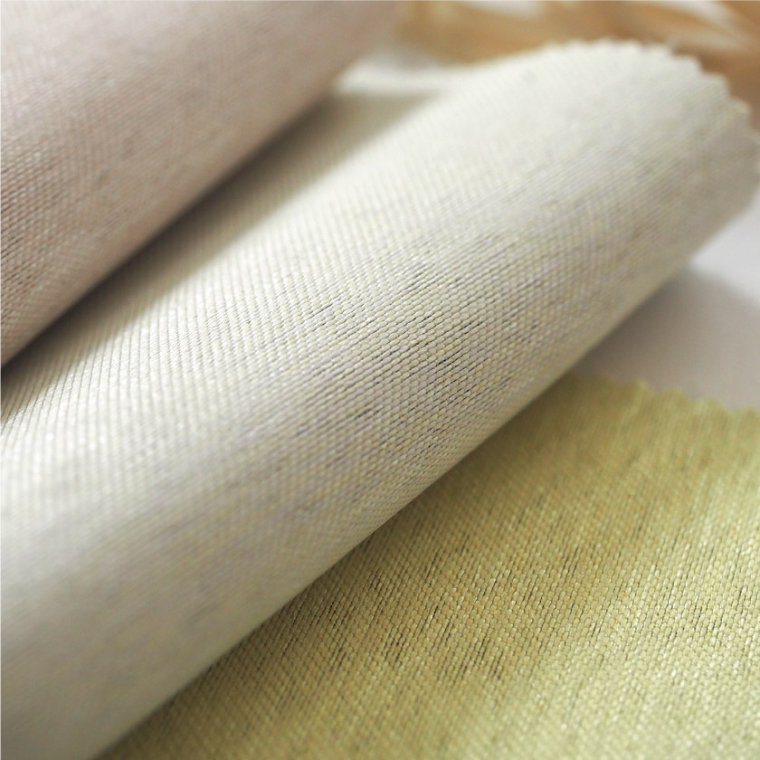 「遮光 室内温度快適・遮熱ドレープカーテン」の生地アップです。生地は柔らかい手触りです。