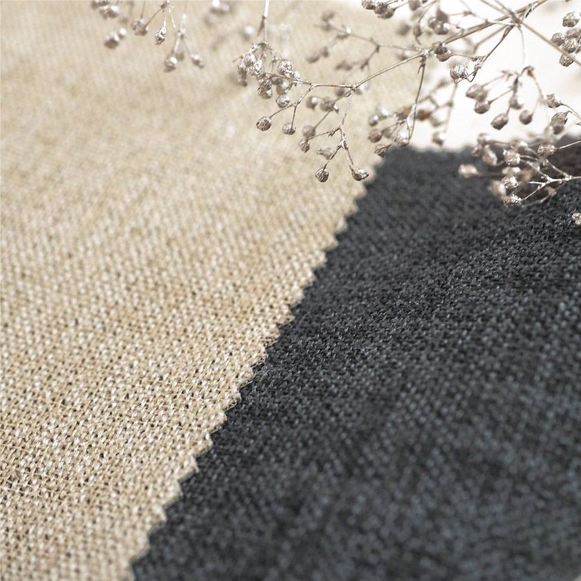 「遮光 モダンでスタイリッシュなカーテン」の生地アップです。グレーは、少しベージュがかった温かみのあるグレーです。