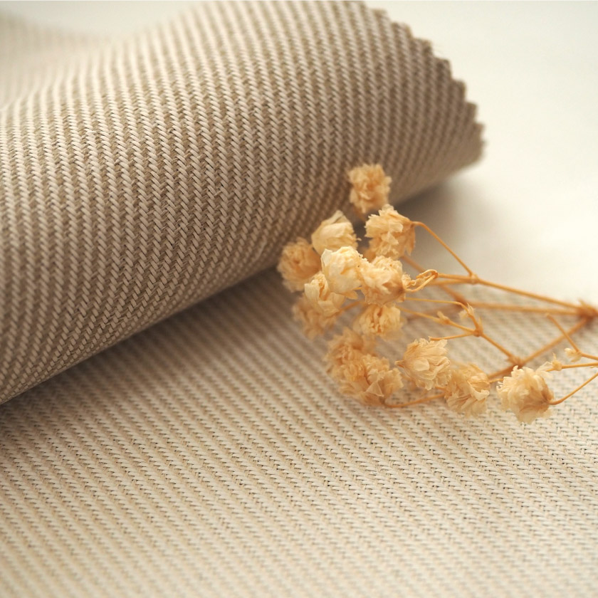 「遮光 淡いカラーの遮光カーテン」の生地アップです。ライトベージュ、ベージュです。