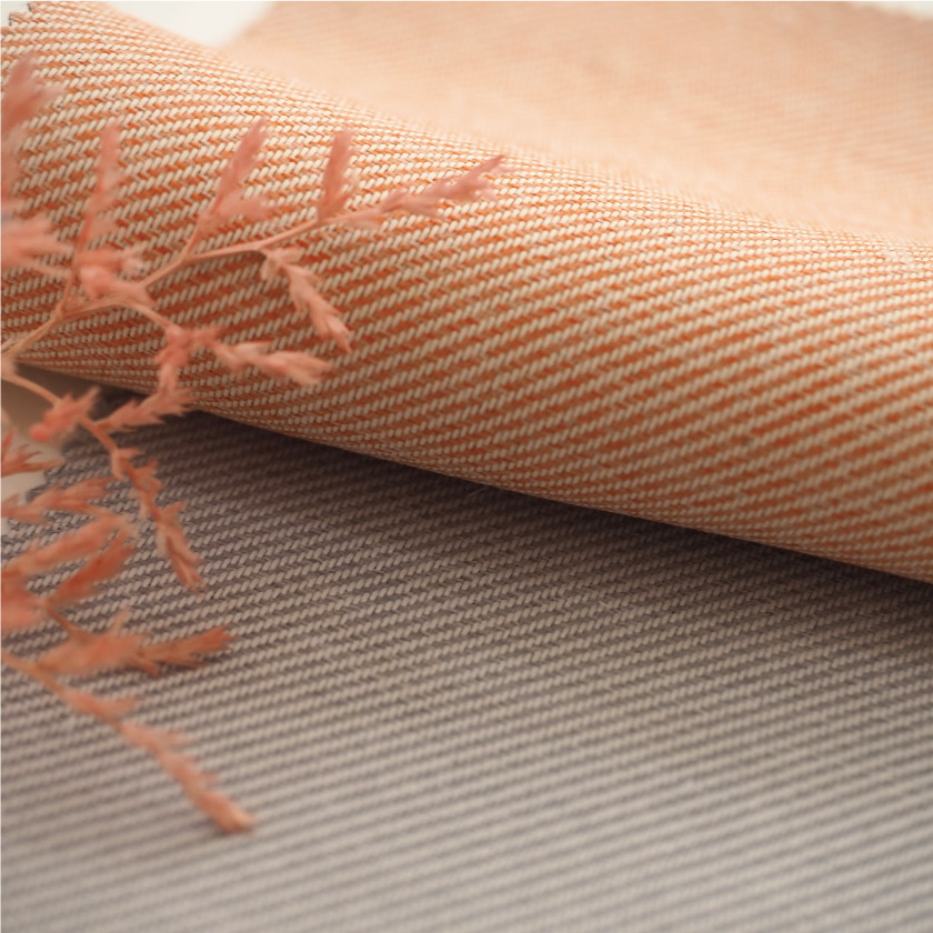 「遮光 淡いカラーの遮光カーテン」ピンクオレンジ、グレーの生地アップです。