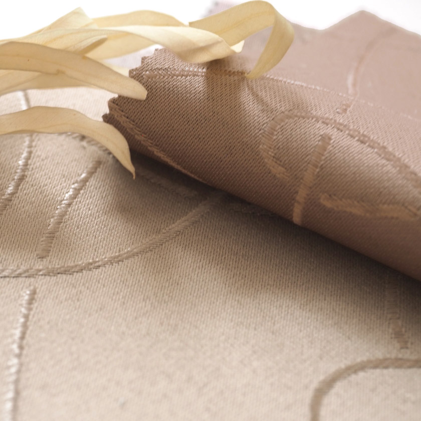 「遮光 モダン柄① 円形ラインの遮光カーテン」の生地アップです。ライン部分は光沢のある糸を使っています。