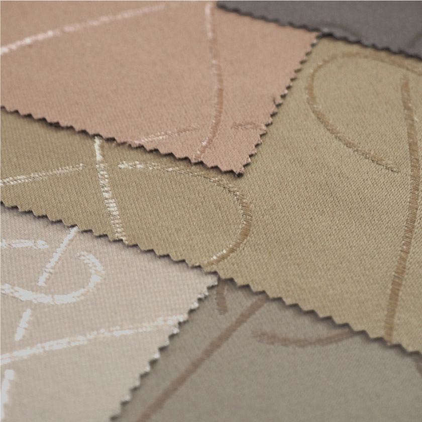 「遮光 モダン柄① 円形ラインの遮光カーテン」の生地アップです。ホテルにもおすすめな高級感のあるカーテンです。