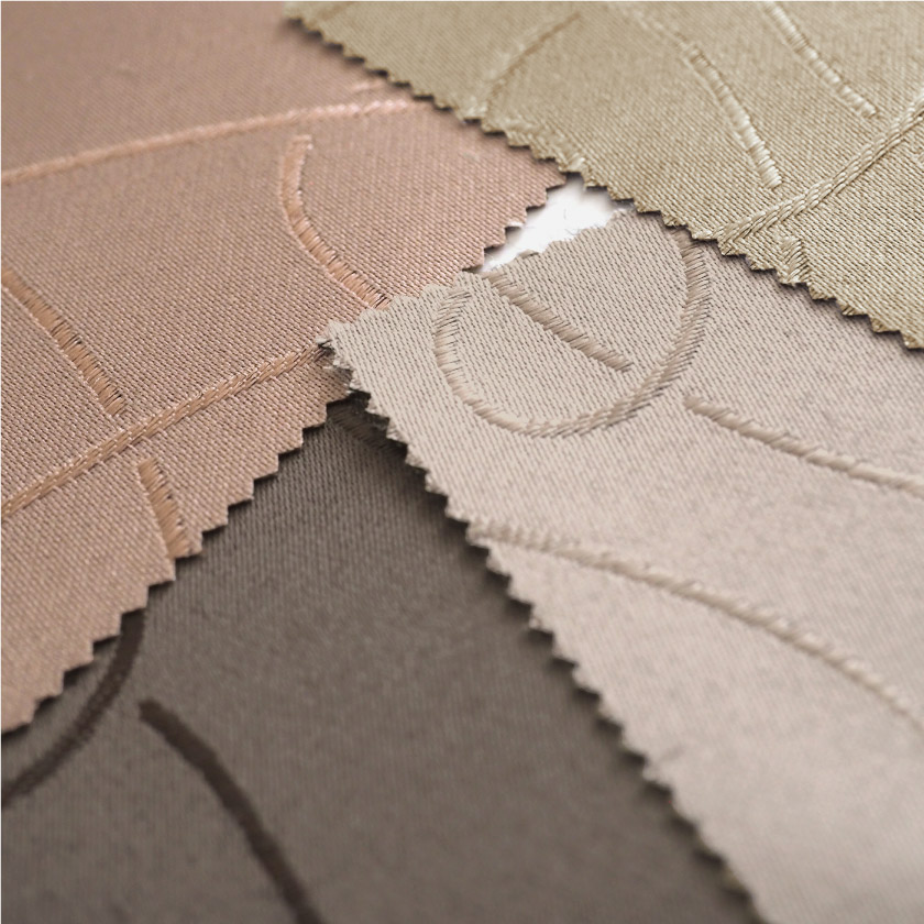 「遮光 モダン柄① 円形ラインの遮光カーテン」の生地アップです。落ち着いた色合いと光沢のある糸で、高級感があります。