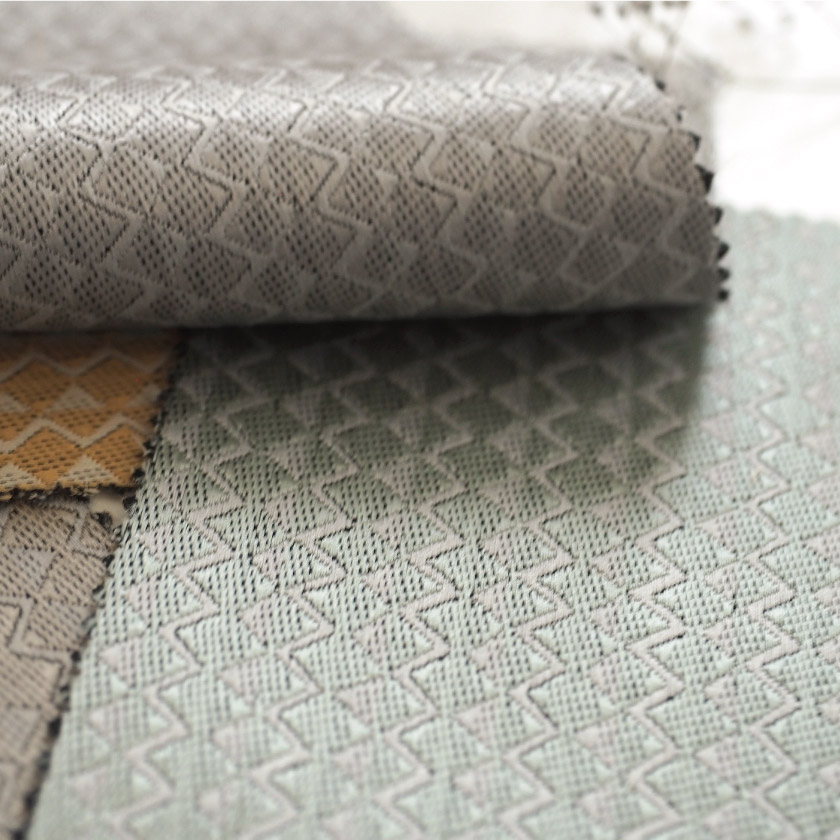 「遮光 モダン柄② 細かい幾何学の遮光カーテン」の生地アップです。光沢のある糸を使っています。