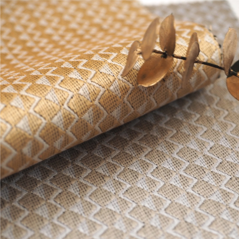 「遮光 モダン柄② 細かい幾何学の遮光カーテン」の生地アップです。グレージュ、イエローベージュカラーです。