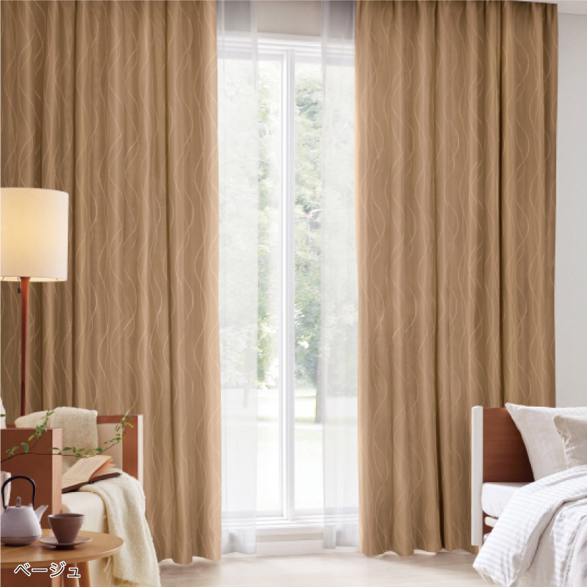「遮光　モダン柄③　波柄・ウェーブ柄の遮光カーテン」のベージュを寝室に取り付けた例です。