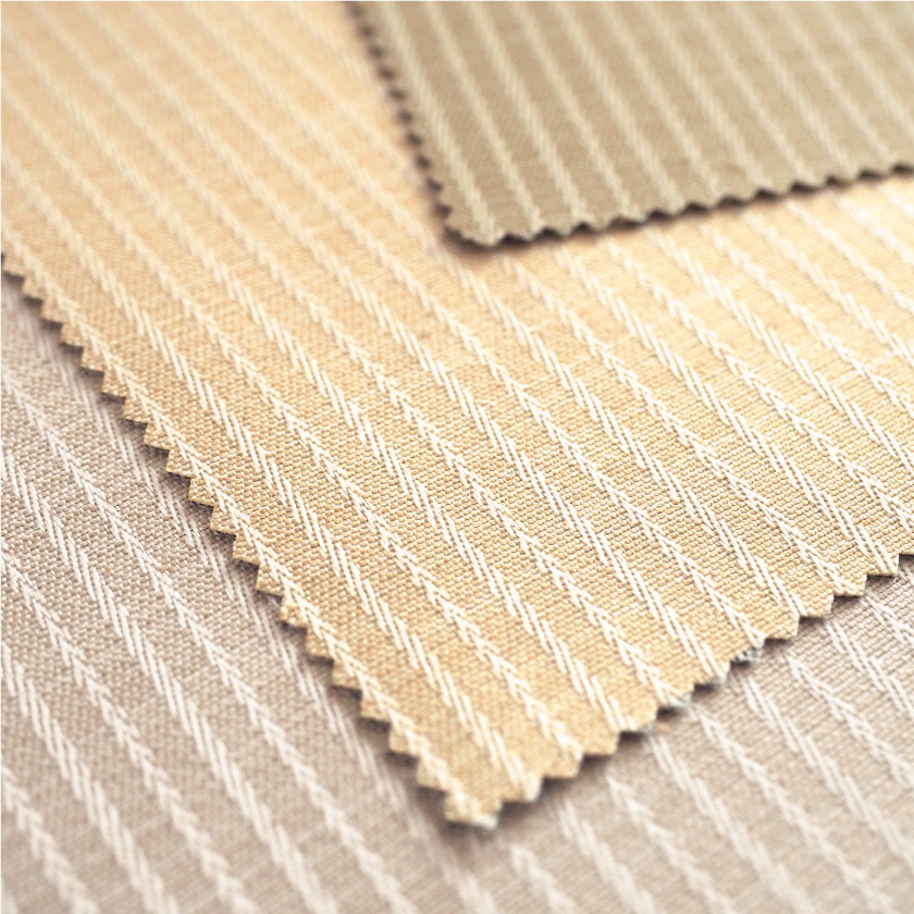 「遮光 さりげないストライプの遮光カーテン」の生地アップです。ストライプはジャガード織りで入っています。