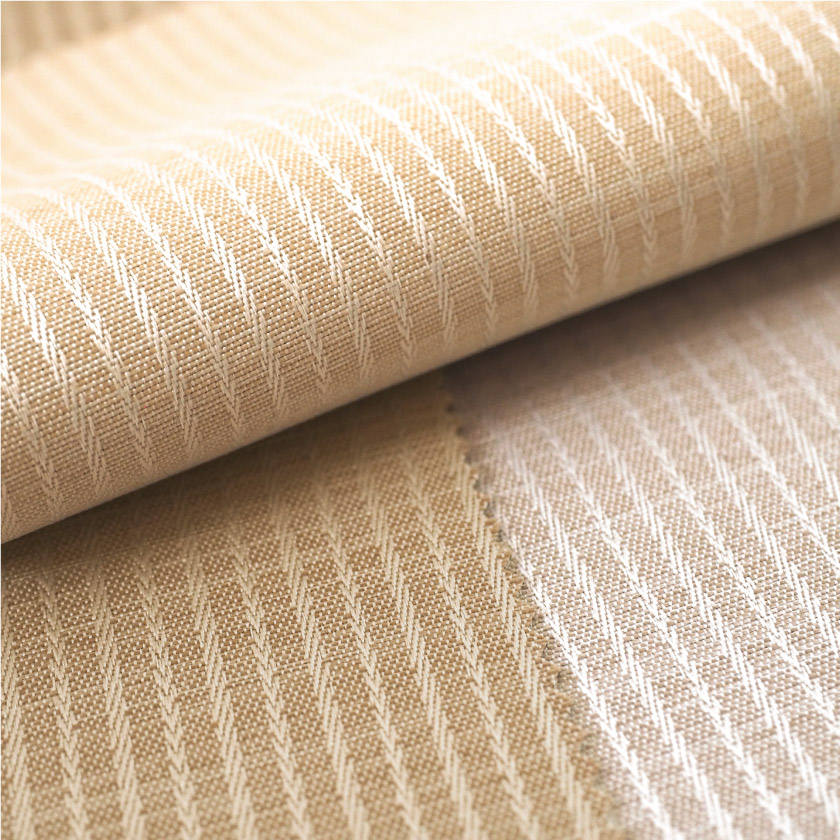 「遮光 さりげないストライプの遮光カーテン」の生地アップです。ベージュ系の優しい色合いです。